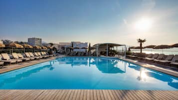 Una piscina al aire libre de temporada