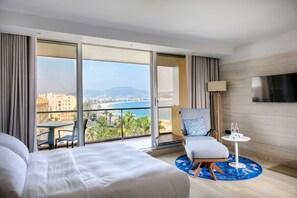 Suite, 1 habitación, Terraza, vista a la bahía | Caja de seguridad en la habitación y escritorio 