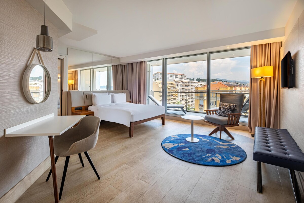 Suite, 1 habitación, Terraza, vista a la bahía | Caja de seguridad en la habitación y escritorio 