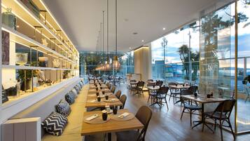 Tägliches Frühstücksbuffet (29 EUR pro Person)