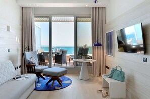 Suite, 1 habitación, Terraza, vista al mar | Caja de seguridad en la habitación y escritorio 