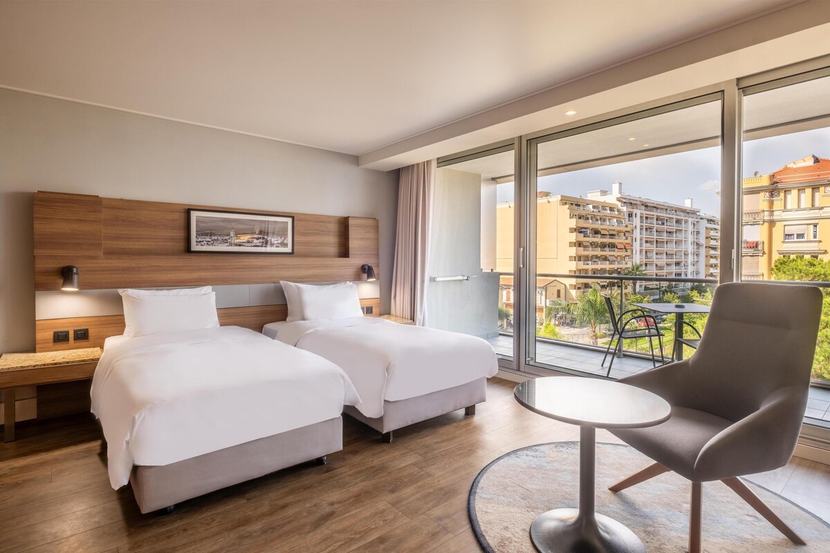 Habitación superior, Terraza, vista al mar | Caja de seguridad en la habitación y escritorio 
