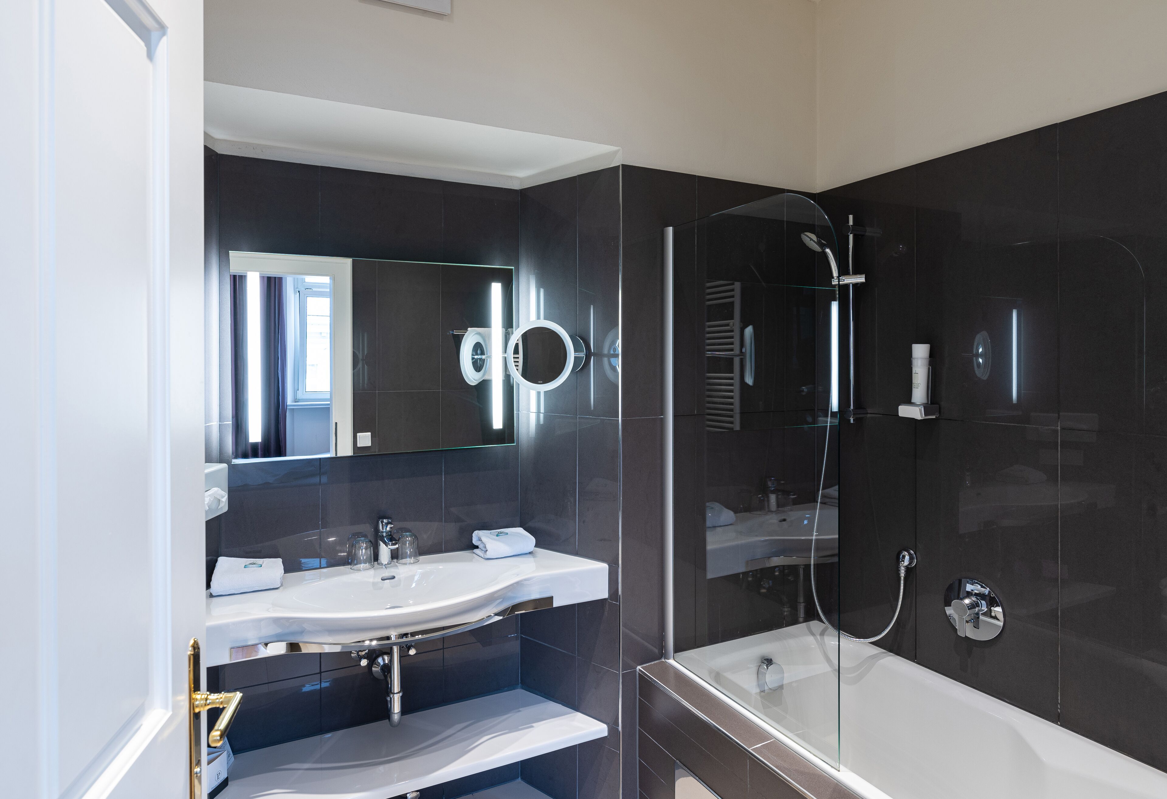 standard double room, 1 king bed, non smoking (residence) | bathroom | free toiletries, hair dryer, towels