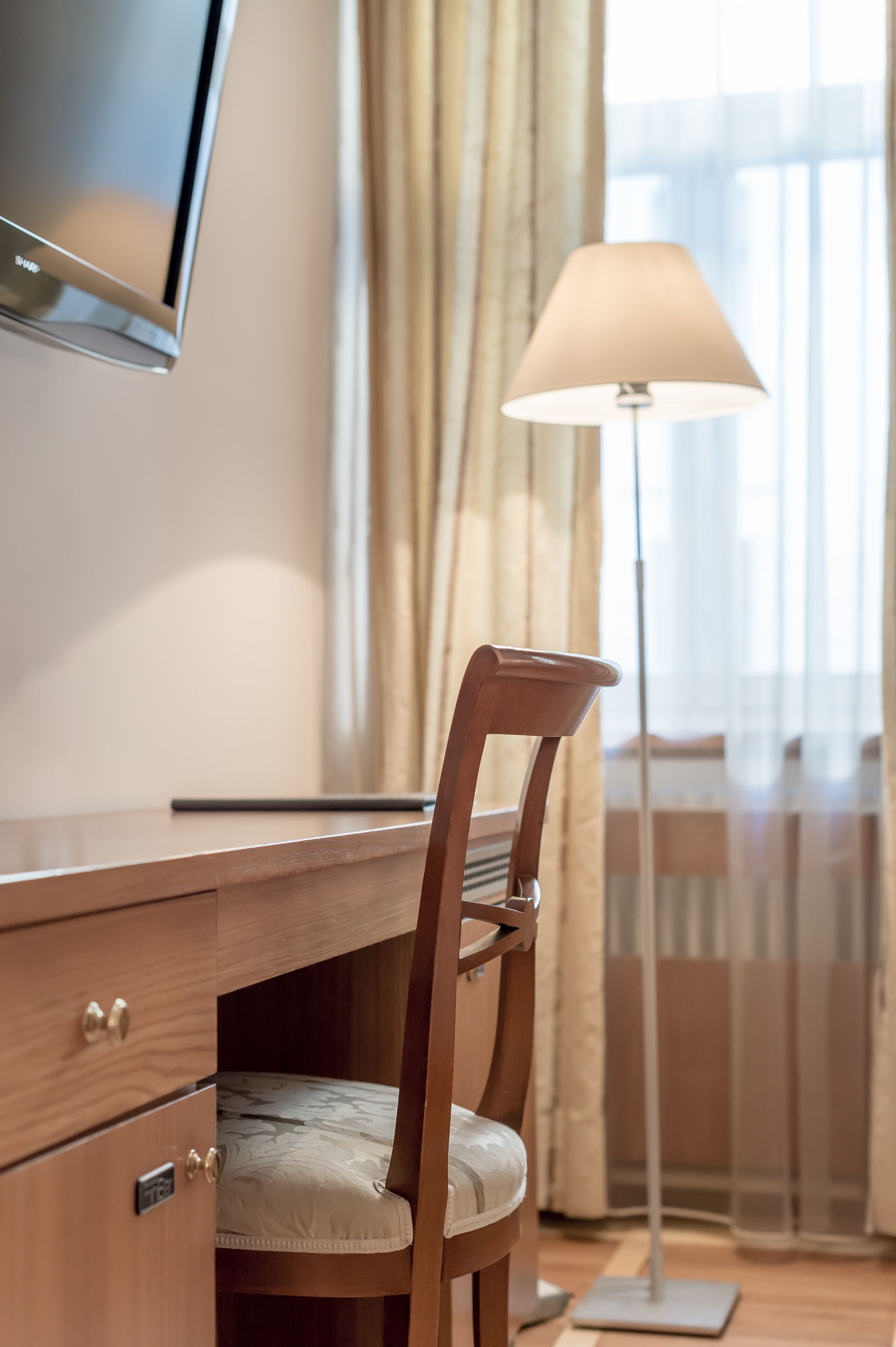 classic double room, 1 king bed | living area | tv