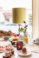 Desayuno buffet diario (EUR 20 por persona)