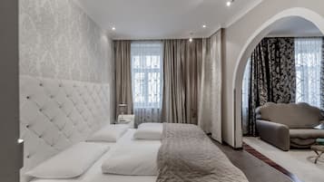 Ein modernes Hotelzimmer mit einem großen Bett, einer Sitzecke und einem Essbereich.