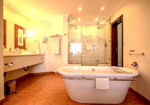 Executive Suite - Balcony & Sea View | Bathroom | Separate tub and shower, free toiletries, hair dryer, towels