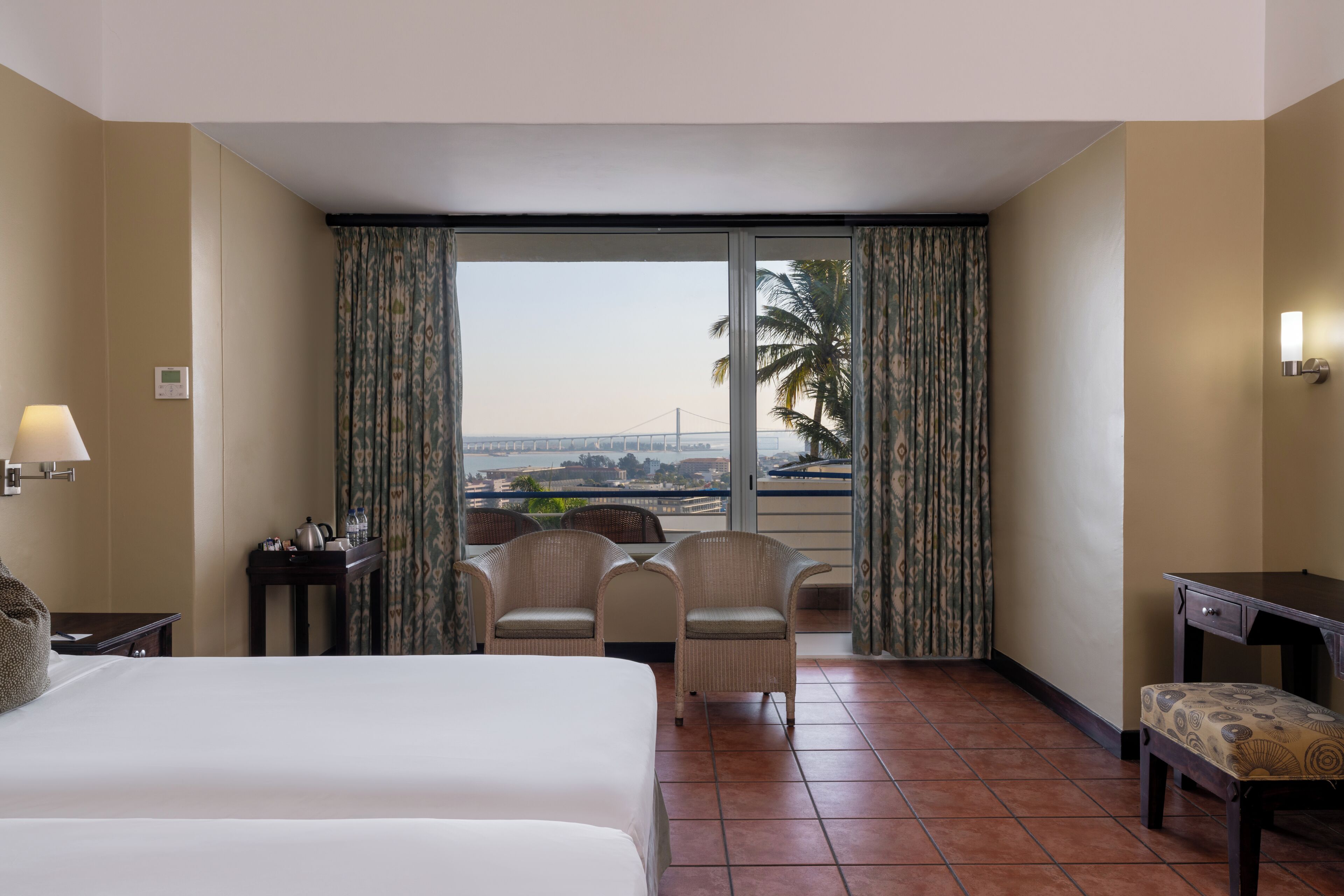 Minibar, caja fuerte, escritorio y espacio para trabajar con un portátil