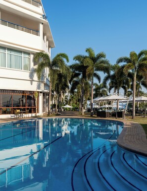 Outdoor pool, pool umbrellas, sun loungers