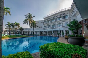 Piscina externa, guarda-sóis, espreguiçadeiras