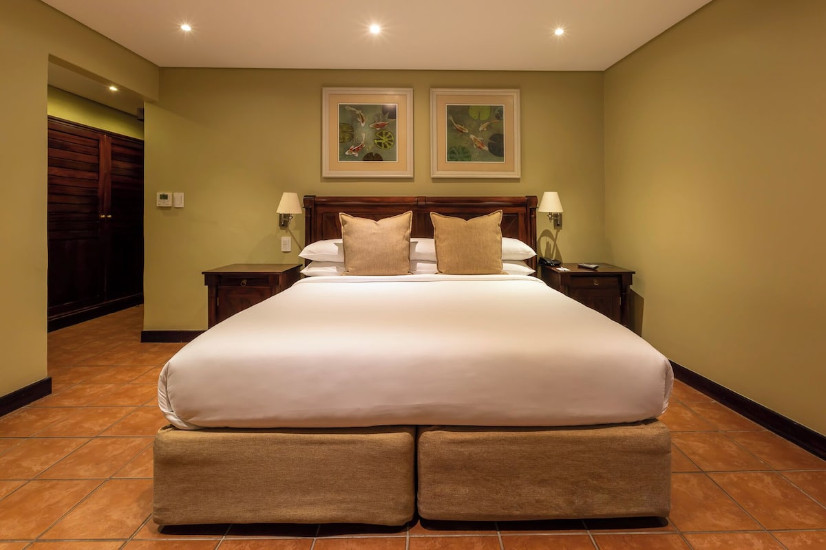 Junior Suite Sea View King Size Bed | Minibar, in-room safe, desk, laptop workspace