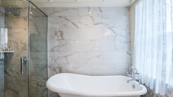 Phòng Exclusive, 1 giường cỡ queen, quang cảnh núi | Phòng tắm | Buồng tắm vòi sen, đồ dùng nhà tắm miễn phí, máy sấy tóc