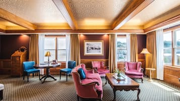 Signature-Suite, 1 King-Bett und Schlafsofa | 1 Schlafzimmer, hochwertige Bettwaren, Zimmersafe