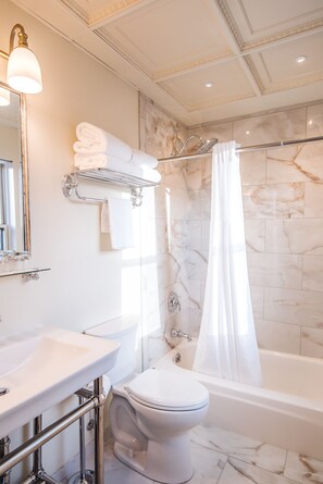 Room, 1 Queen Bed | Bathroom | Shower, free toiletries, hair dryer, bathrobes