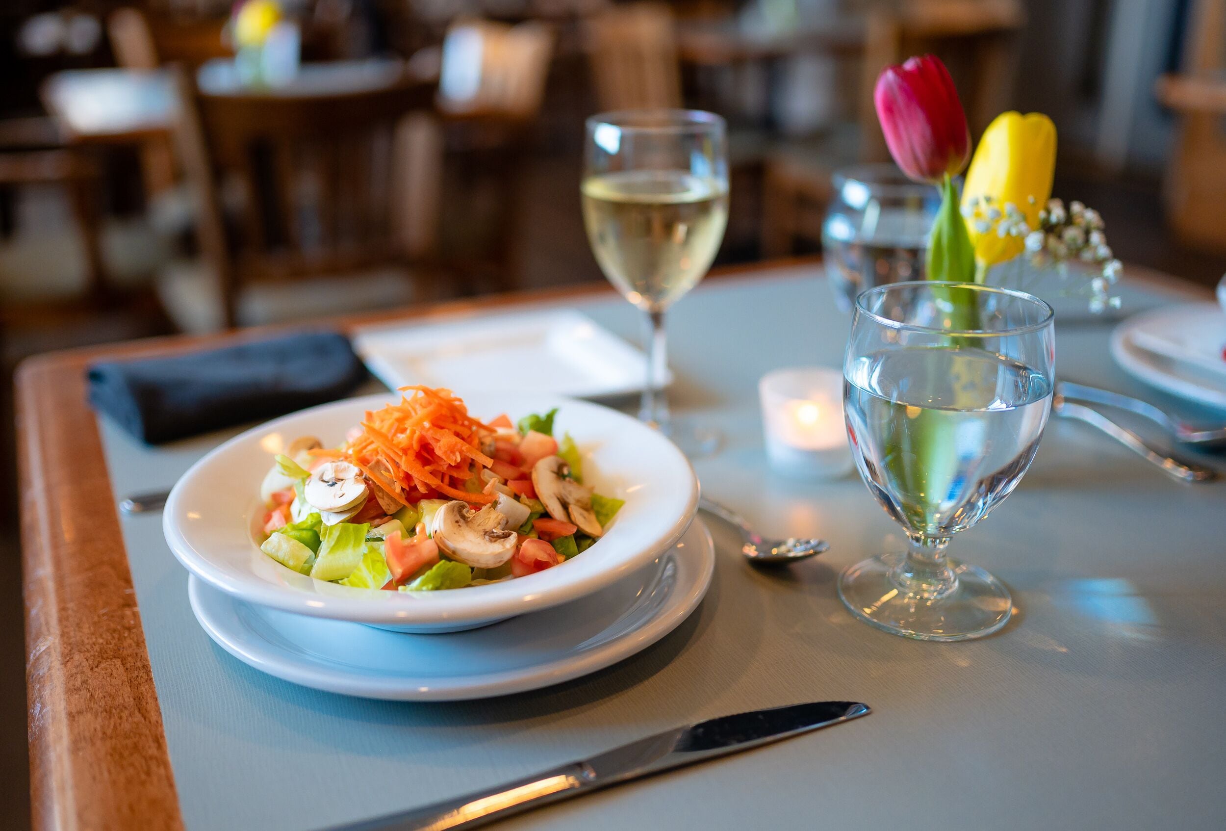 Se sirven desayunos, almuerzos y cenas; cocina local