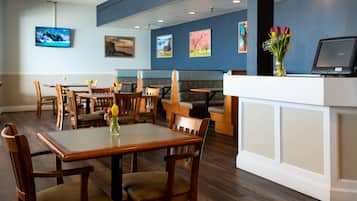 Se sirven desayunos, comidas, cenas y cocina local