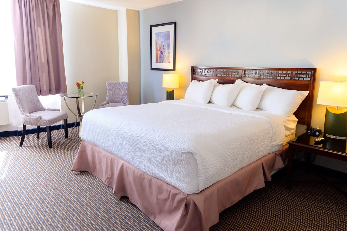 Ylelliset vuodevaatteet, työpöytä, pimennysverhot, silitysrauta/-lauta