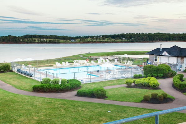 Piscina coperta, piscina all'aperto, lettini