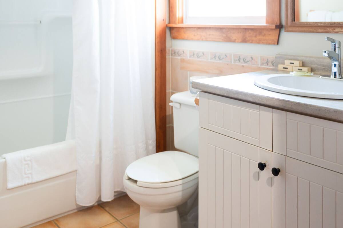 cottage | bathroom | free toiletries, hair dryer, towels