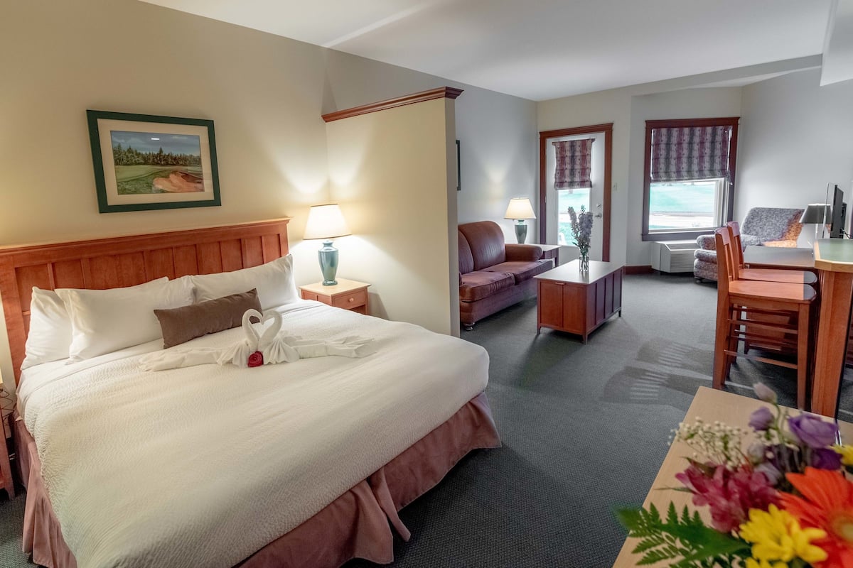 Junior Suite, 1 King Bed with Sofa bed | Iron/ironing board, free WiFi, bed sheets
