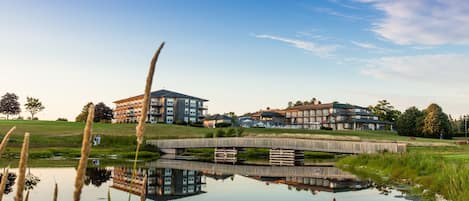 Piscine couverte, piscine extérieure, chaises longues