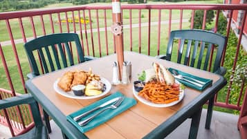 Breakfast, lunch, dinner served; golf course views