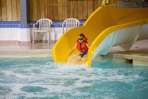 Una piscina cubierta