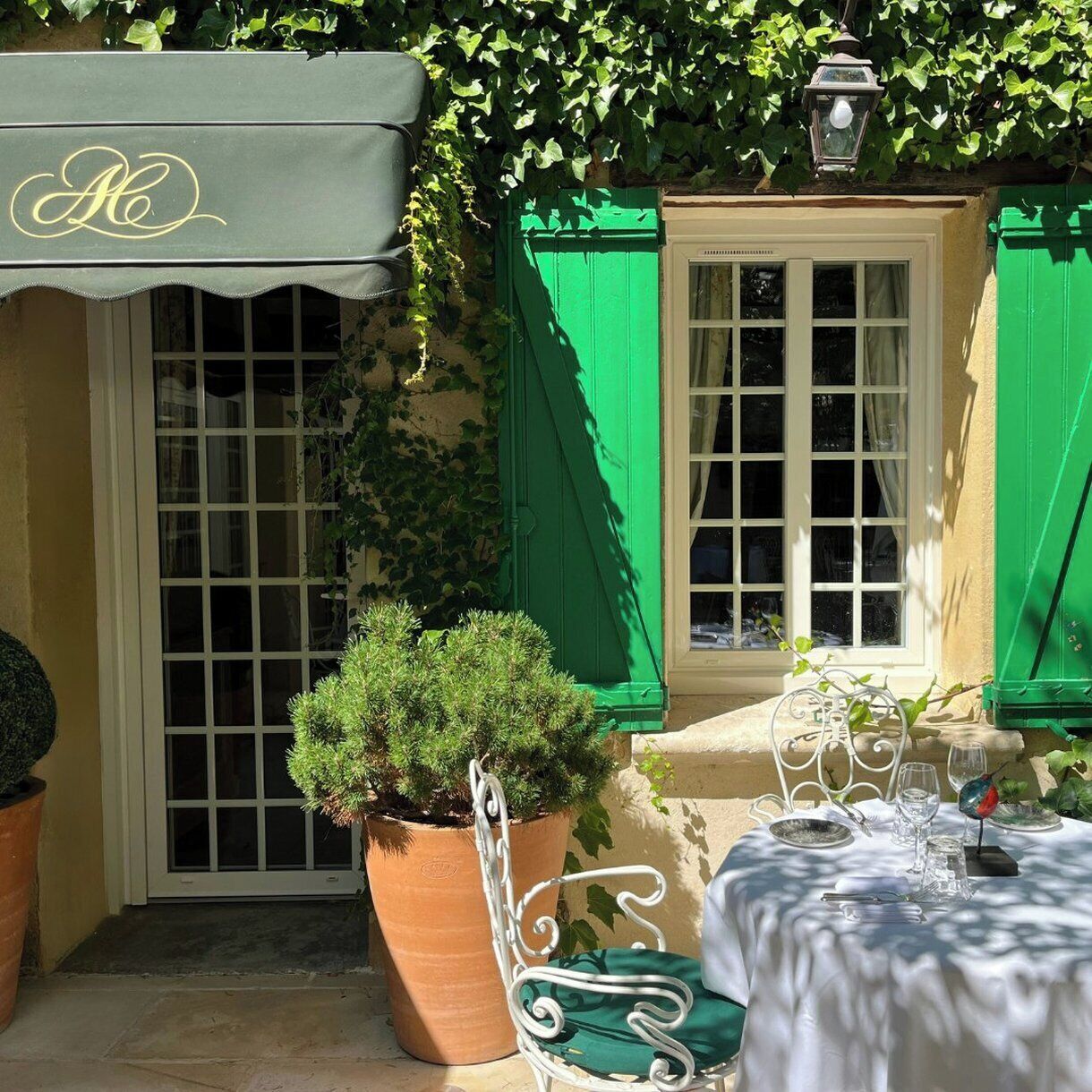 Déjeuner et dîner servis sur place, vue sur le jardin 