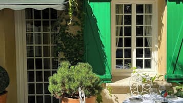 Déjeuner et dßner servis sur place, vue sur le jardin