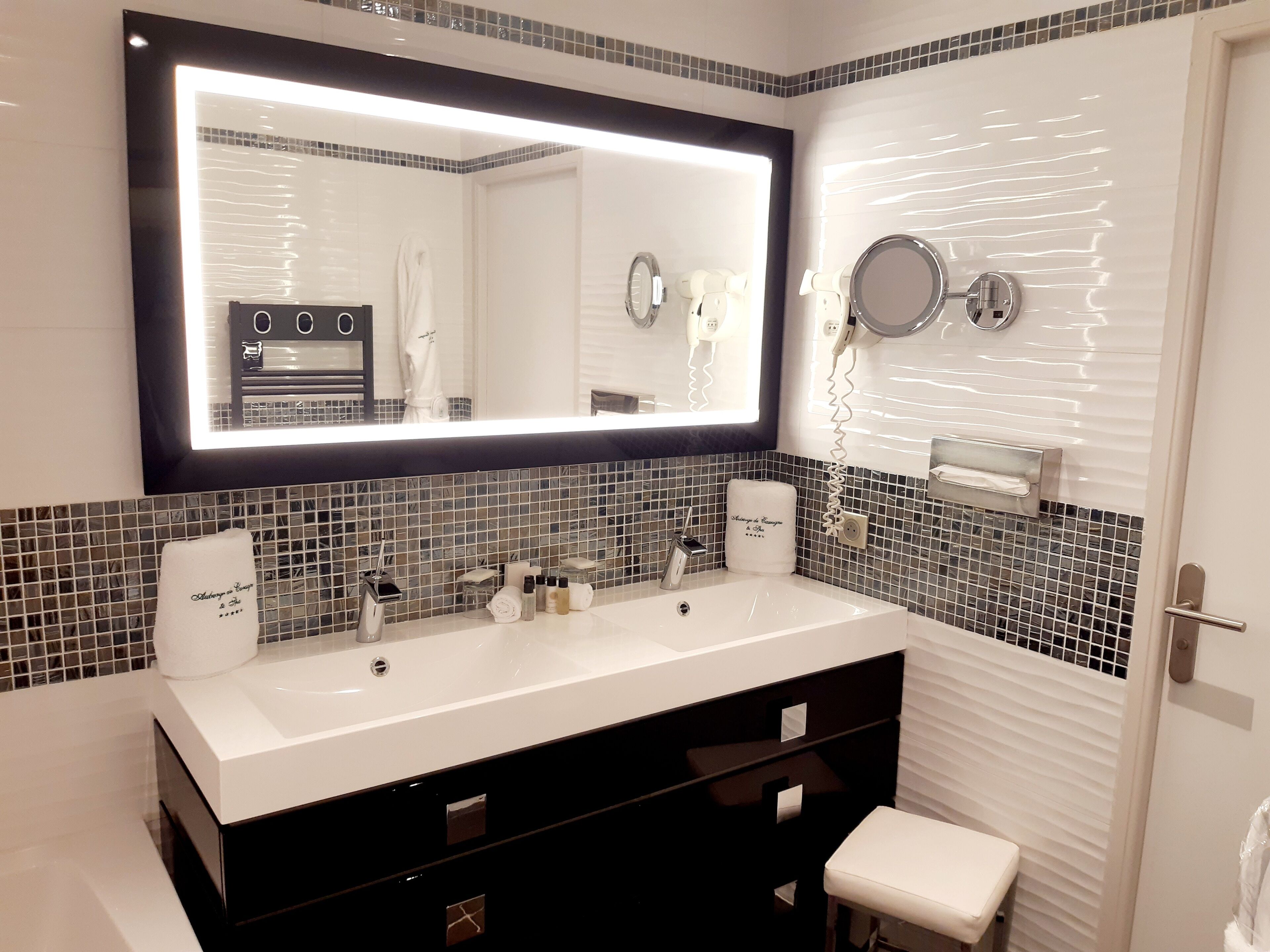 chambre luxe terrasse | bathroom | free toiletries, hair dryer, bathrobes, slippers