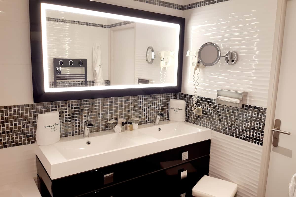 chambre luxe terrasse | bathroom | free toiletries, hair dryer, bathrobes, slippers