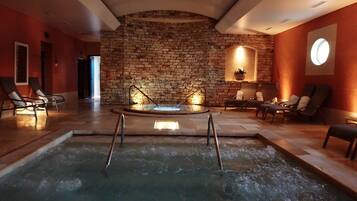 Couples treatment room(s), sauna, hot tub, steam room