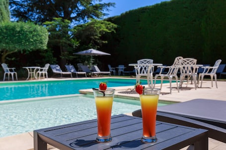 Indoor pool. Auberge de Cassagne & Spa