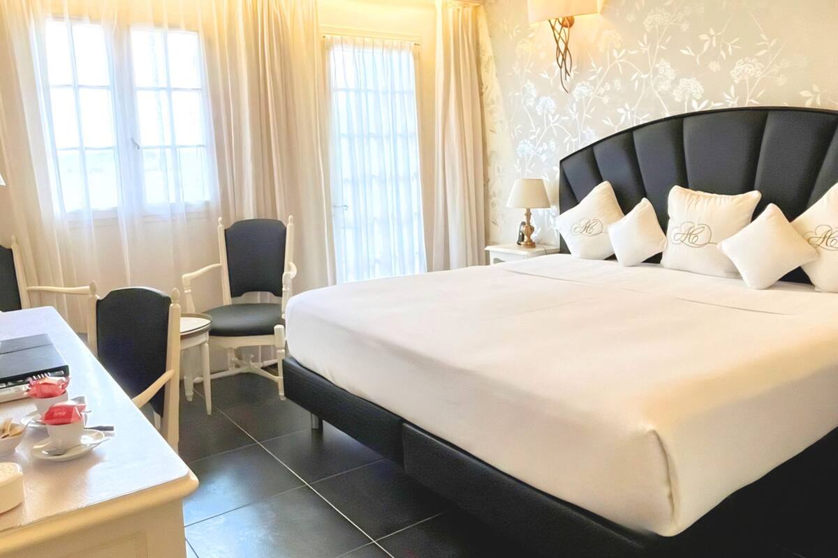 Ropa de cama de alta calidad y minibar 