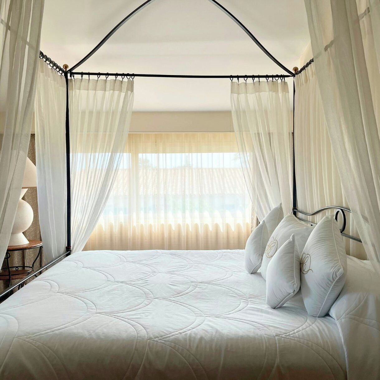 Roupas de cama premium, frigobar, cofres nos quartos, escrivaninha