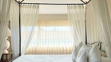 Roupas de cama premium, frigobar, cofres nos quartos, escrivaninha