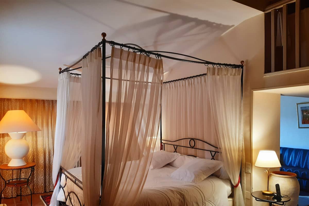 Suite | 1 bedroom, premium bedding, minibar, in-room safe
