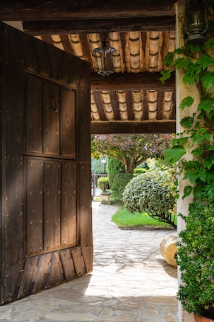 Porch. Auberge de Cassagne & Spa