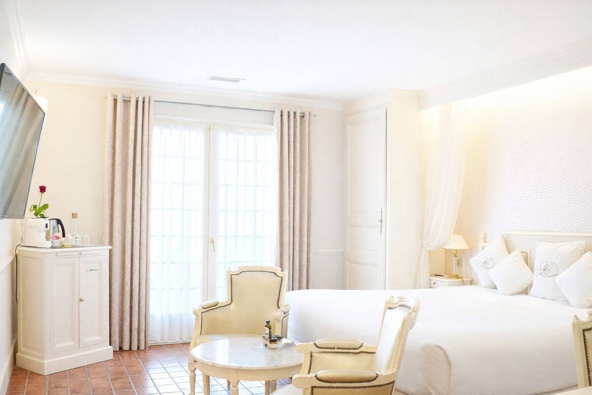 Ropa de cama de alta calidad y minibar 