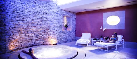 Couples treatment room(s), sauna, hot tub, steam room