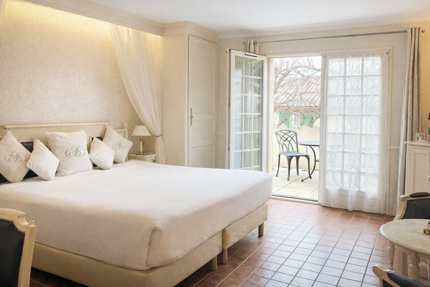 Luxe beddengoed, een minibar, een kluis op de kamer, een bureau