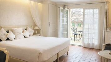 Luxe beddengoed, een minibar, een kluis op de kamer, een bureau