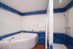 Artículos de higiene personal gratuitos, secador de pelo y albornoces