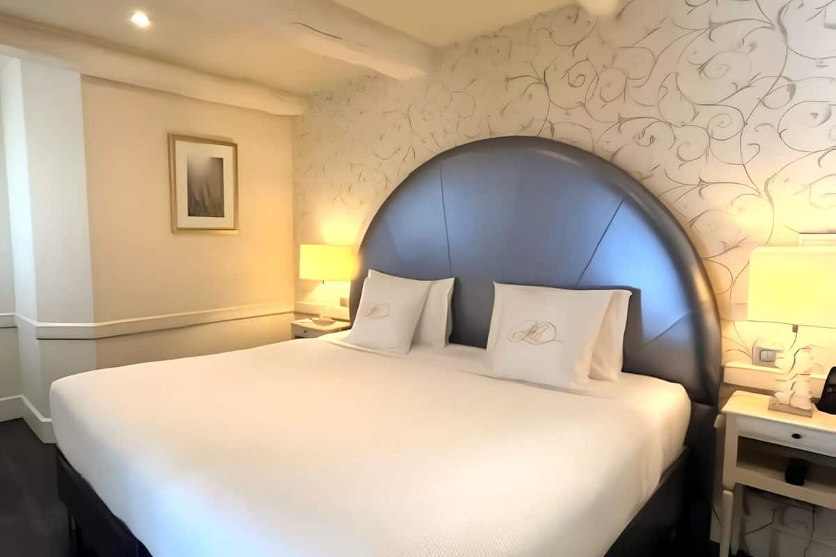 Suite (Swimming pool view) | Premium bedding, minibar, in-room safe, desk