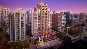 A high-rise hotel with multiple floors, a prominent entrance, and a rooftop terrace. - Residence Inn by Marriott Vancouver Downtown (Vancouver)
