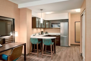 Full-size fridge, microwave, stovetop, dishwasher - Residence Inn by Marriott Vancouver Downtown (Vancouver)