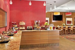 Free daily buffet breakfast  - Residence Inn by Marriott Vancouver Downtown (Vancouver)