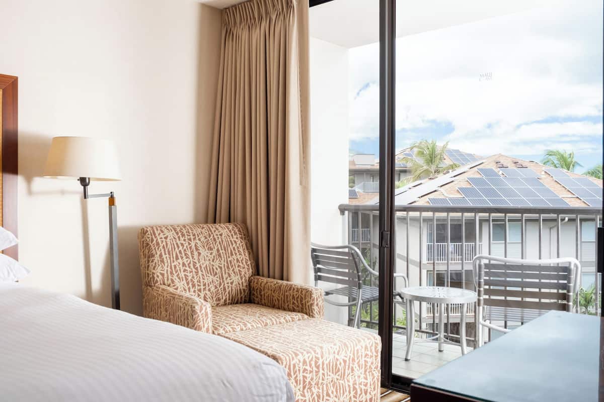 Hoku Double Queen | Premium bedding, pillowtop beds, in-room safe, laptop workspace