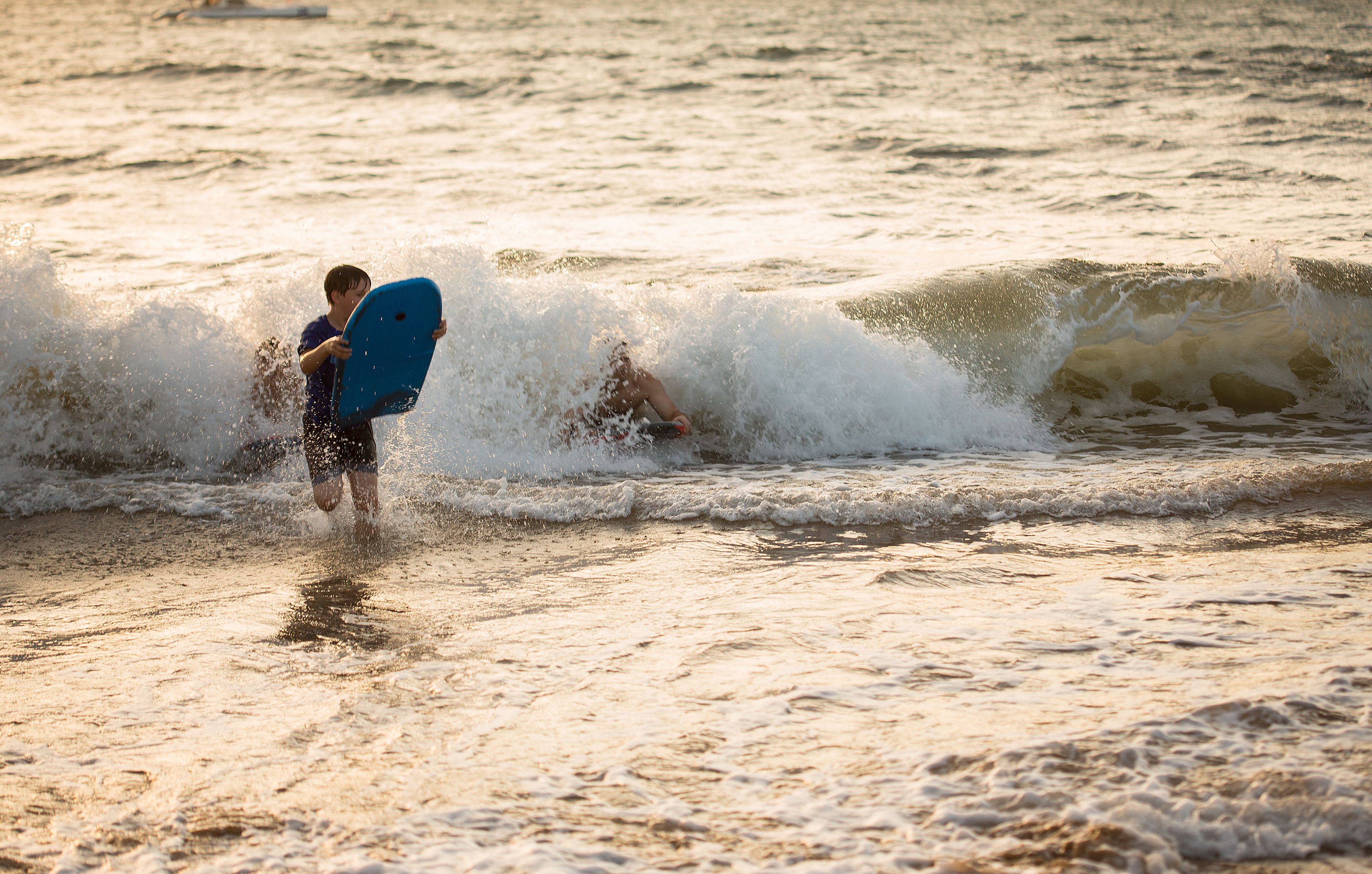 Una persona surfeando con una tabla azul en el océano.
