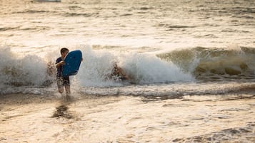 Una persona surfeando con una tabla azul en el océano.
